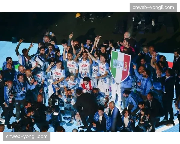 镜头聚焦：告别时刻，马尔基尼奥斯向王子公园球迷挥手致意